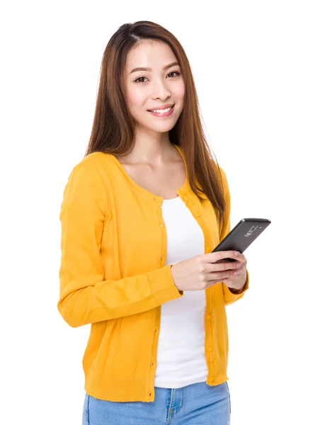 Woman using mobile phone — Stock Photo, Image