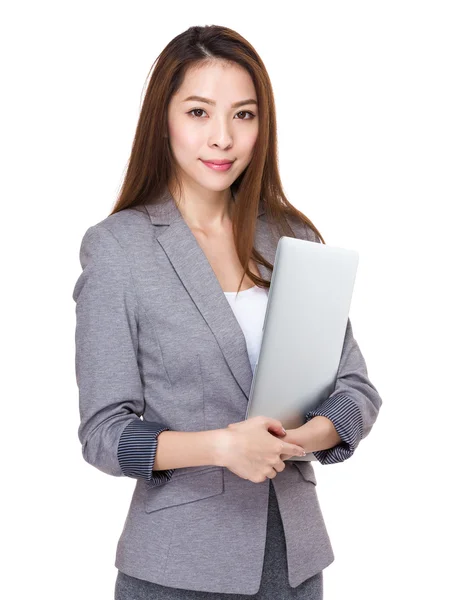 Mujer de negocios con ordenador portátil — Foto de Stock