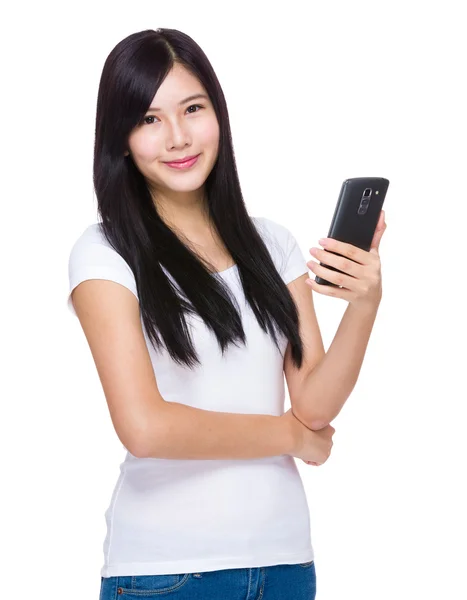 Mujer usando teléfono móvil — Foto de Stock