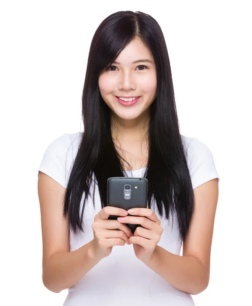 Mujer usando teléfono móvil —  Fotos de Stock