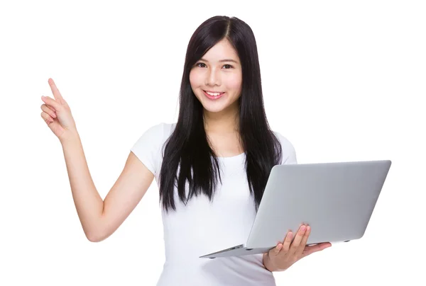 Mulher com laptop e dedo para cima — Fotografia de Stock