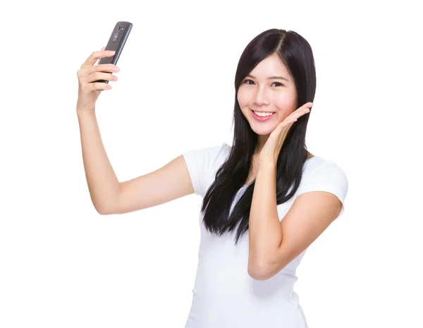 Vrouw die selfie met smartphone — Stockfoto