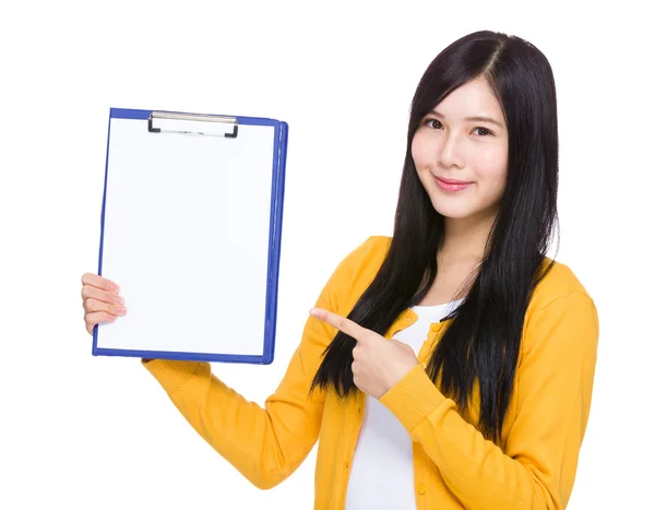 Woman showing blank page on clipboard — Stock Photo, Image