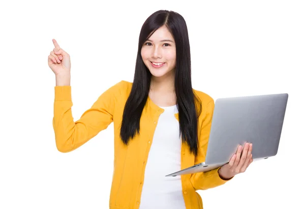 Vrouw met laptop en vinger omhoog — Stockfoto