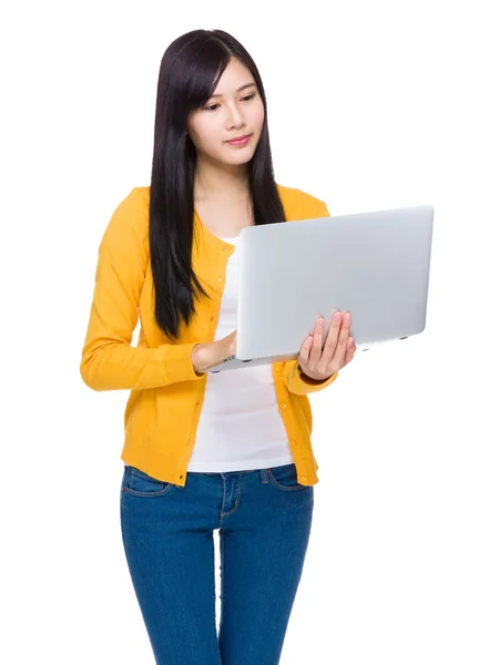 Kvinna med bärbara laptop — Stockfoto