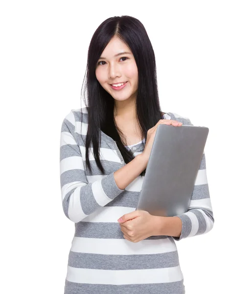 Donna asiatica con laptop — Foto Stock