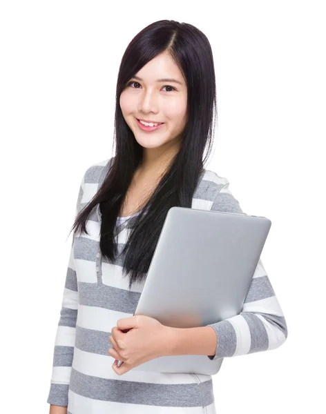 Aziatische vrouw met laptop — Stockfoto