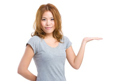 Kadın veren el sunu