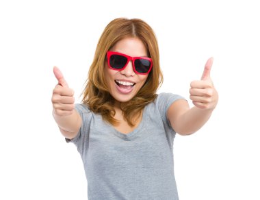 Kadın güneş gözlüğü ve başparmak ile