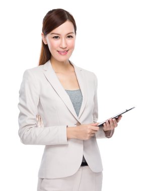 Dijital tablet kullanan iş kadını