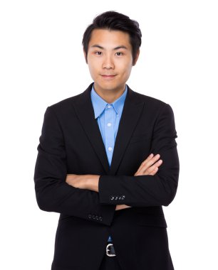 Kollarını kavuşturmuş genç iş adamı