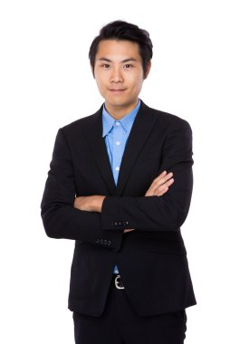 Kollarını kavuşturmuş genç iş adamı