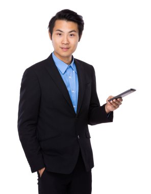 Cep telefonu kullanan iş adamı