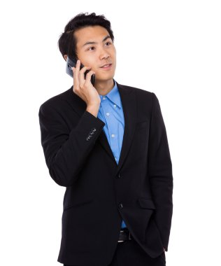 İş adamı cep telefonuyla konuşuyor.