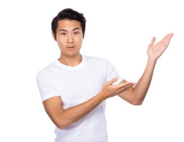 Adam iki açık el avuç içi ile