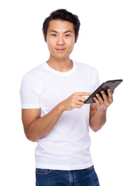 Dijital tablet kullanan adam