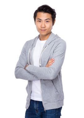 Genç adam kollarını kavuşturdu.