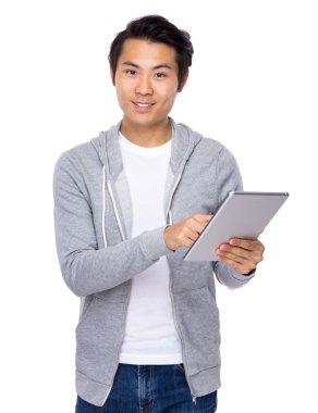 Dijital tablet kullanan adam