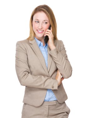 İş kadını cep telefonuyla konuşuyor