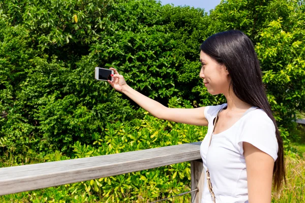 Kvinnan fotograferar — Stockfoto