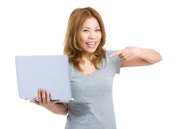 Donna asiatica con laptop — Foto Stock