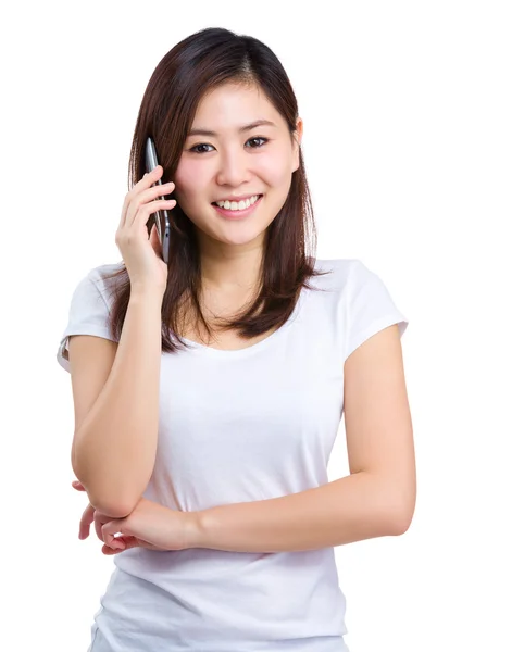 Mujer hablando por teléfono móvil — Foto de Stock