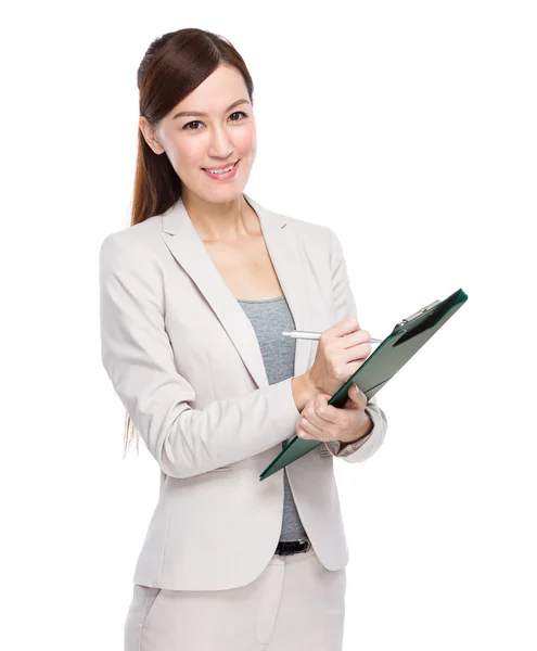 Businesswoman writes on clipboard — Stock Photo, Image