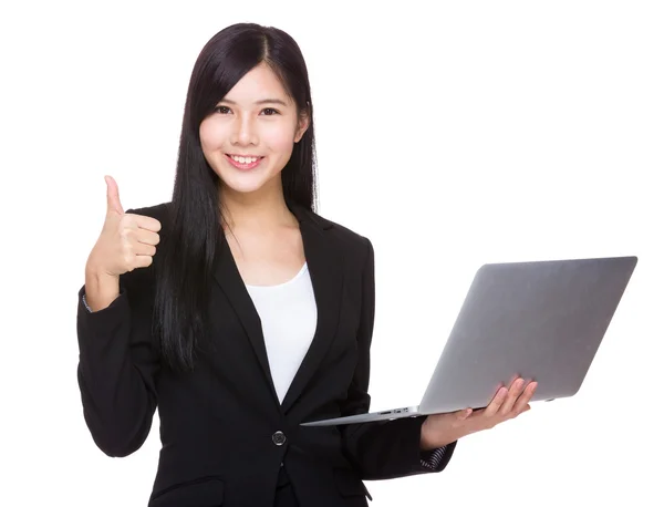 Affärskvinna med laptop och tummen upp — Stockfoto