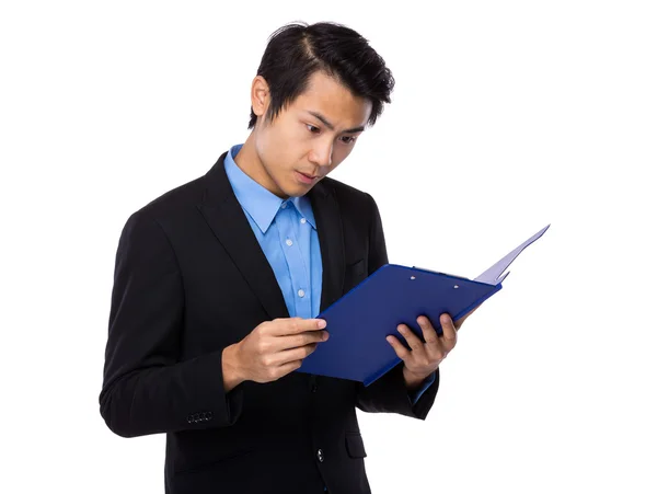 Businessman looking at clipboard — Stock Photo, Image