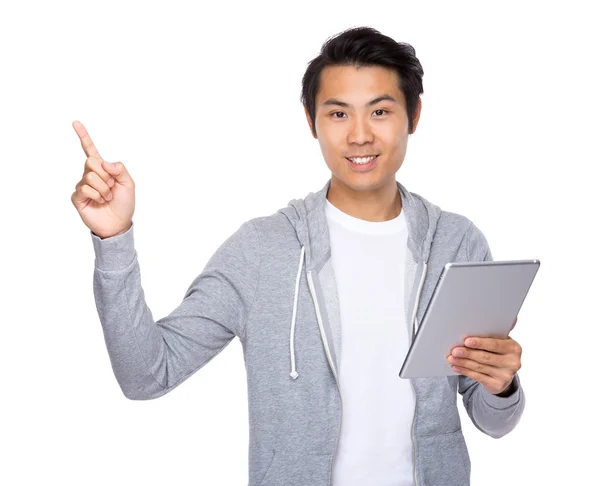 Homme avec tablette et doigt pointés vers le haut — Photo