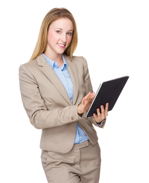 Femme d'affaires utilisant une tablette numérique Image En Vente
