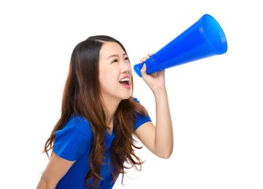 Megafon ile bilen bir kadın