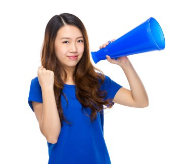 Megafon ile bilen bir kadın