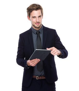 Dijital tablet kullanan işadamı