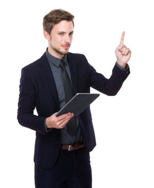 Tablet ve parmak ile işadamı