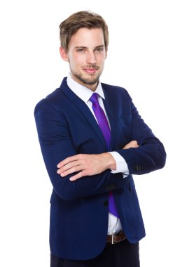 Kolları bağlı, kendinden emin bir iş adamı.