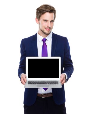 Dizüstü bilgisayarı olan iş adamı