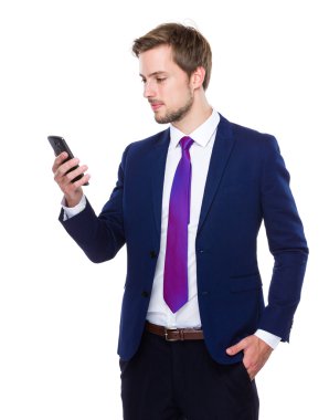 Cep telefonu kullanan iş adamı