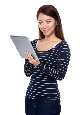 dijital tablet kullanan kadın