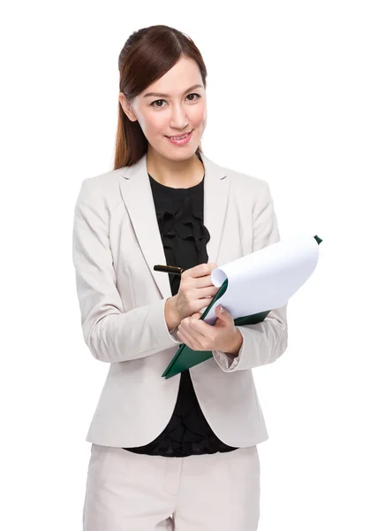 Businesswoman writes on clipboard — Stock Photo, Image