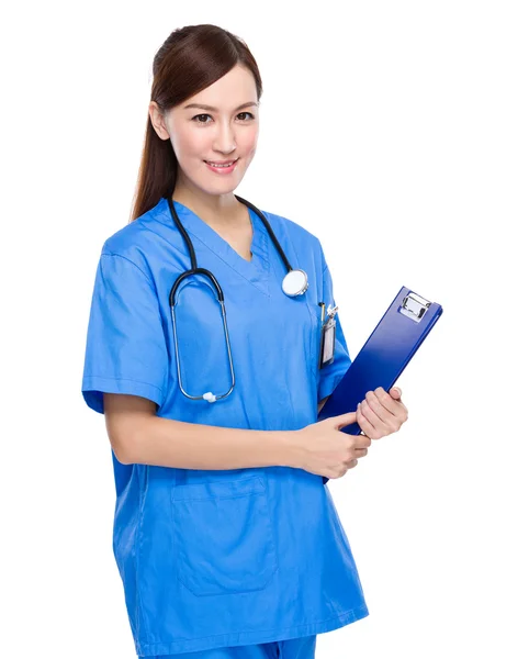 Vrouwelijke arts met klembord — Stockfoto