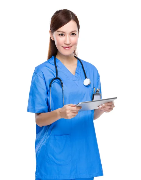 Médecin féminin utilisant une tablette numérique — Photo