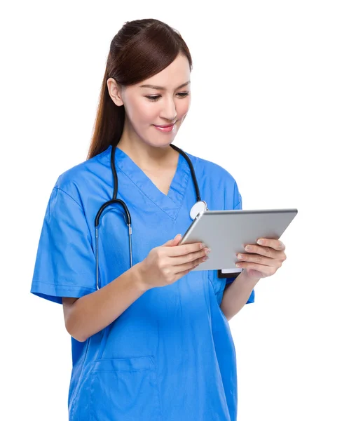 Médico femenino usando tableta digital — Foto de Stock