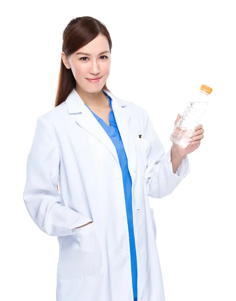 Femme médecin avec bouteille d'eau — Photo