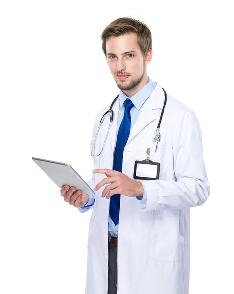 Médico masculino usando tableta digital — Foto de Stock