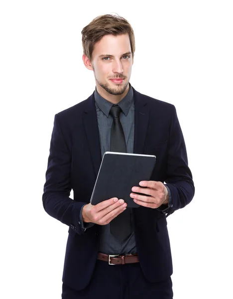 Homme d'affaires utilisant une tablette numérique — Photo