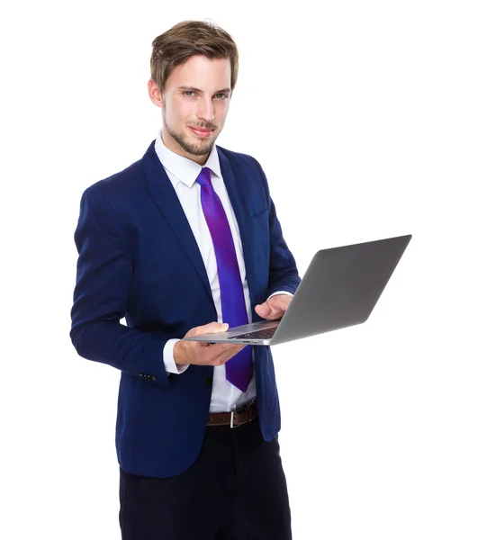 Zakenman met laptop computer — Stockfoto