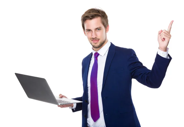 Бизнесмен с ноутбуком и пальцем вверх — стоковое фото