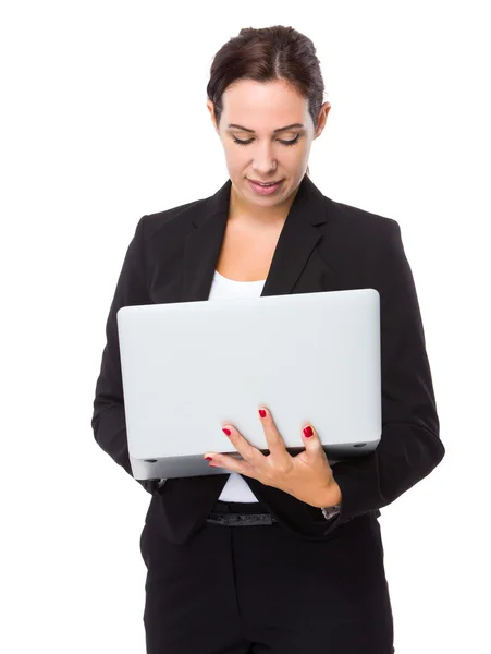 Kaukasiska affärskvinna med laptop — Stockfoto