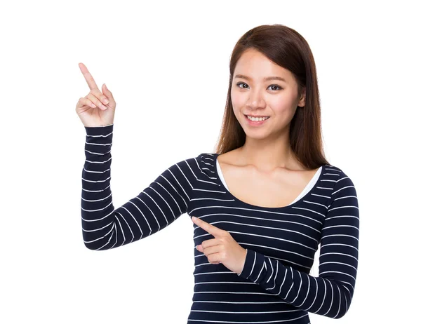 Giovane donna asiatica che punta — Foto Stock